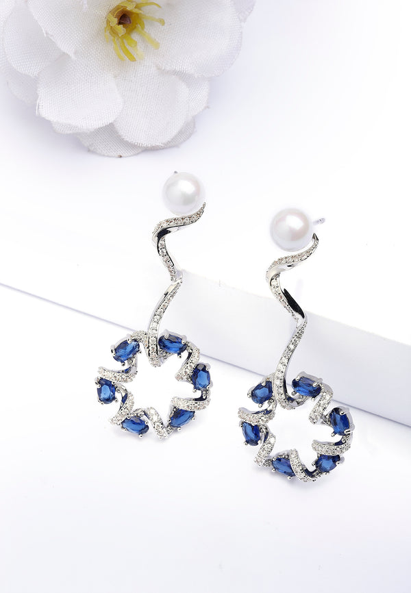 Boucles d'oreilles en goutte bleu foncé délicates avec tourbillon