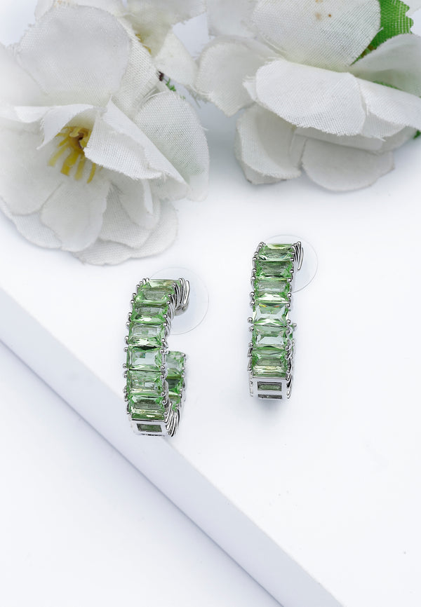 Boucles d'oreilles délicates en forme de C vert clair